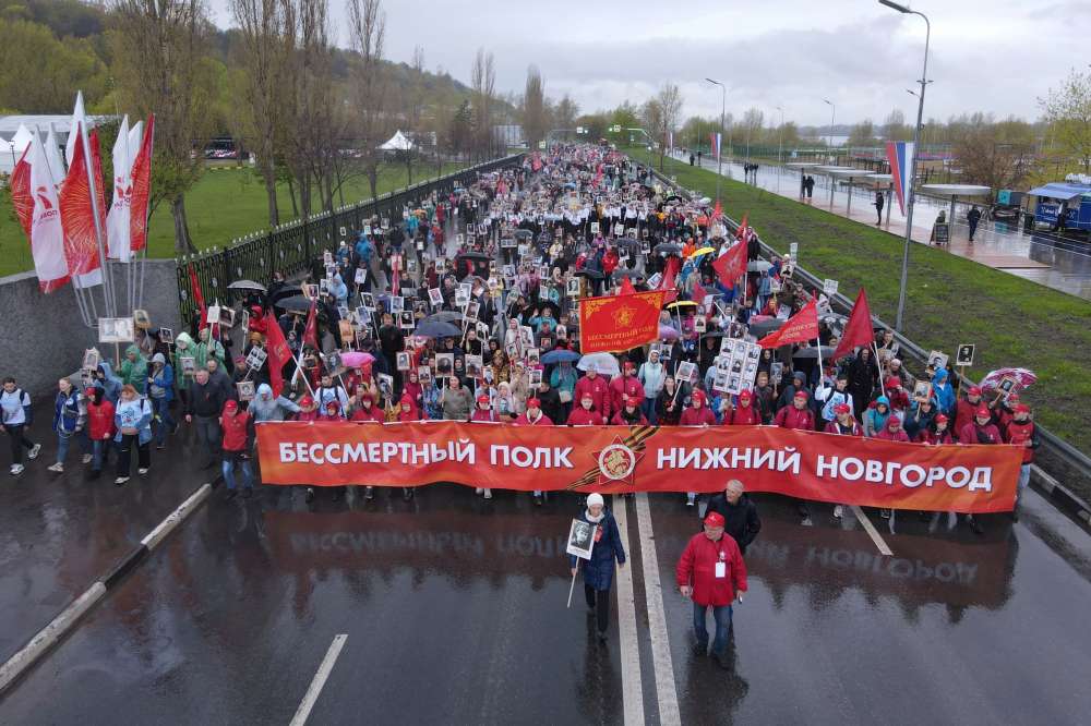 Около 35 тысяч человек прошло в колонне "Бессмертного полка" в Нижнем Новгороде