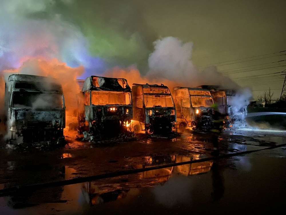 Пожар произошёл на стоянке грузовиков в Ленинском районе