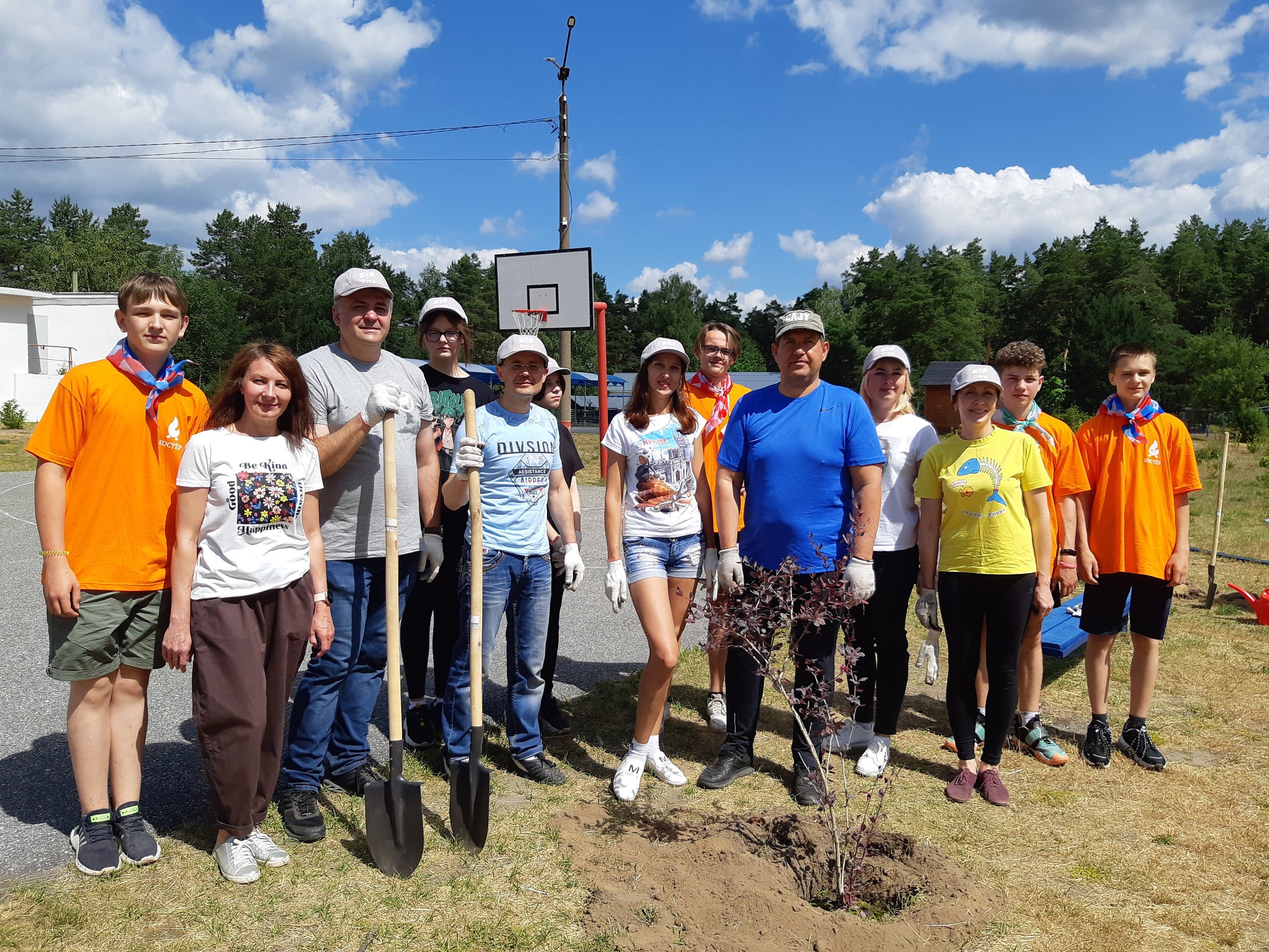 Волонтеры ОМК посадили деревья на территории детского лагеря "Костер" в Выксе