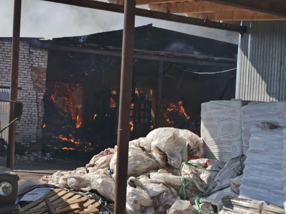 Пункт приема вторсырья площадью 1250 кв.м сгорел в Перевозском районе