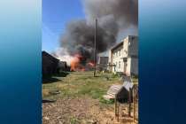 Огонь с сараев перекинулся на жилой дом в Семеновском районе