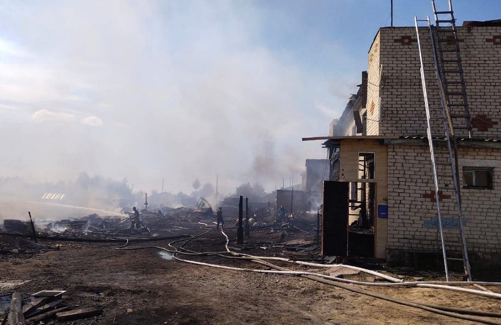 Крупный пожар охватил два четырёхквартирных дома в Семёновском районе