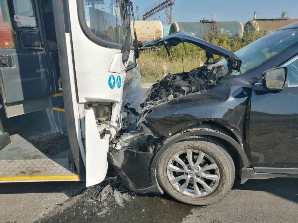 Четыре человека пострадали в ДТП с автобусом в Дзержинске