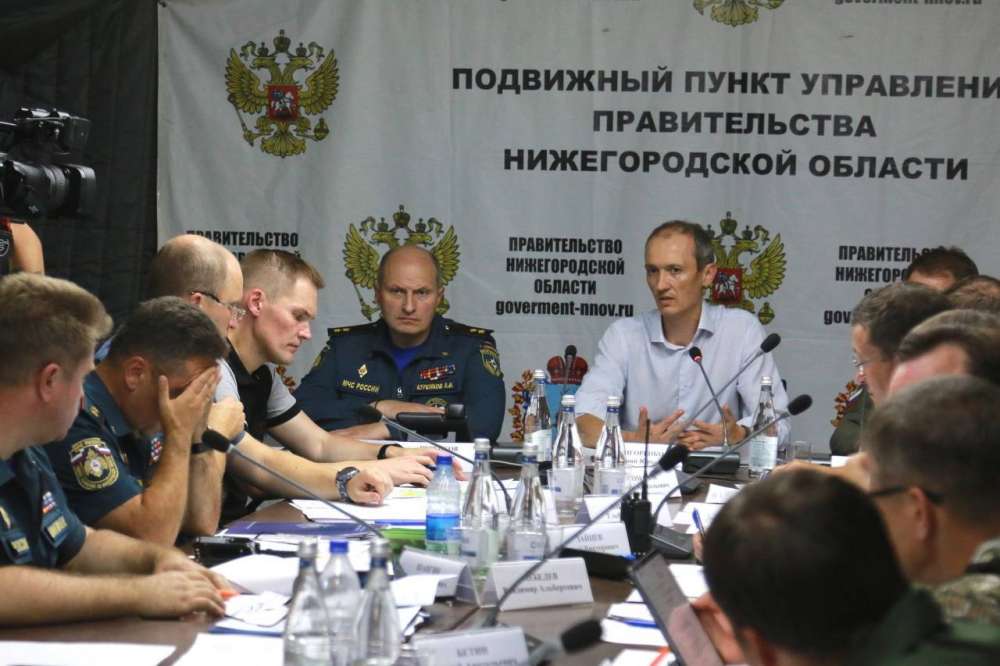 Глава МЧС России Александр Куренков лично оценил ситуацию с лесным пожаром в Воротынском районе
