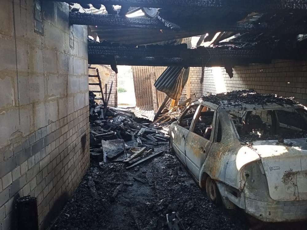 Два дома и припаркованный автомобиль сгорели в Выксе 25 августа