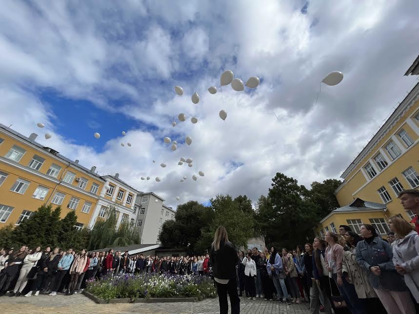 В память обо всех жертвах теракта в Беслане студенты НГЛУ выпустили в небо белые шары