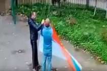 Двое пьяных мужчин украли флаг России с территории школы в Нижнем Новгороде