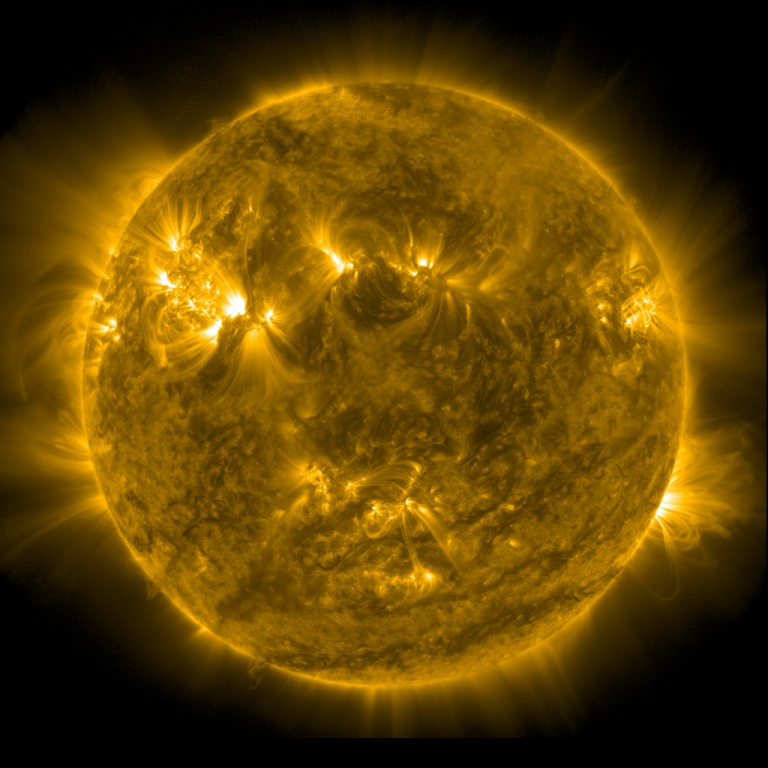 Фотография короны Солнца получена 04.10.2022 в 11:25 со спутника SDO