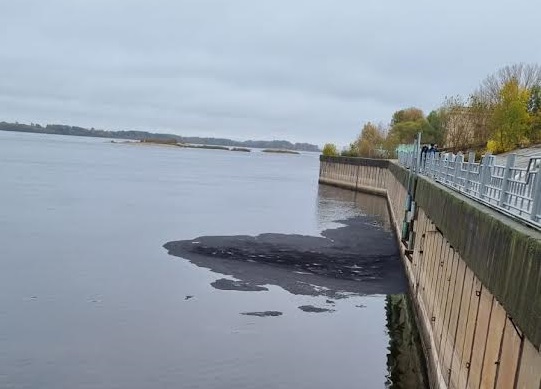 Разлив нефтепродуктов зафиксирован на воде в районе Волжской набережной в Нижнем Новгороде