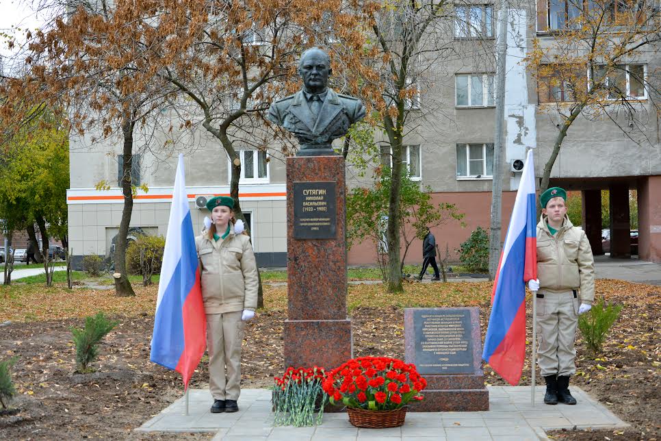 Памятник летчику Николаю Сутягину открыли в Нижнем Новгороде на бульваре Мира