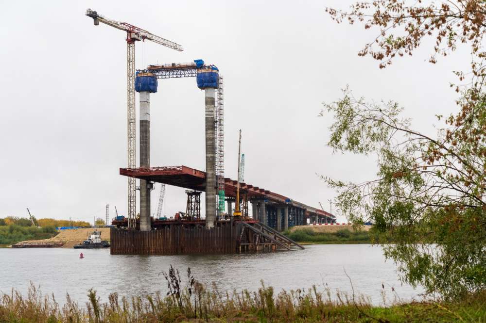 Первые три пары вант установлены на строящемся мосту через Оку на М-12 