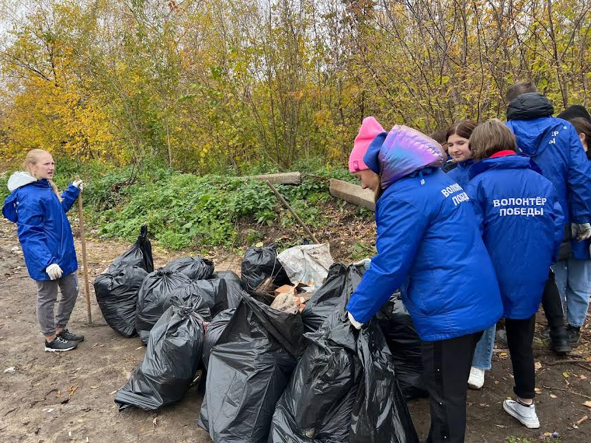 Нижегородские "Волонтеры Победы" провели экологическую акцию на реке Левинке