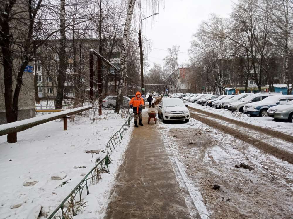 Более 400 единиц техники и 1089 рабочих убирают сегодня снег в Нижнем Новгороде