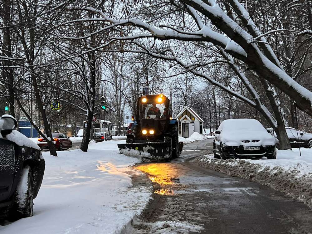 Почти тысяча рабочих и около 400 единиц техники устраняют последствия снегопада в Нижнем Новгороде