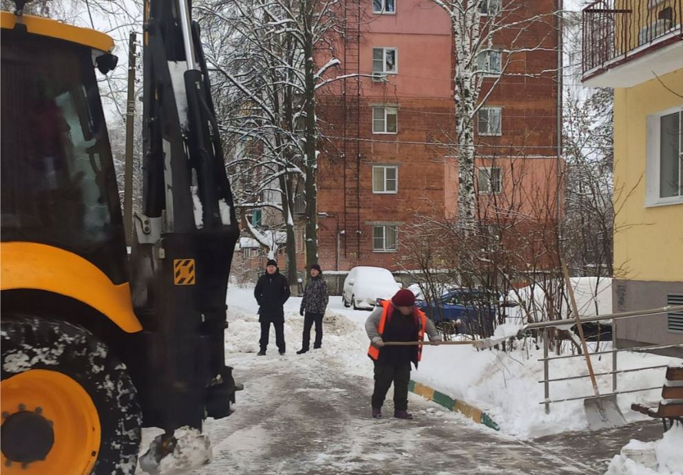 Специалисты ГЖИ в Нижегородской области за выходные выявили почти 300 нарушений в уборке дворов от снега