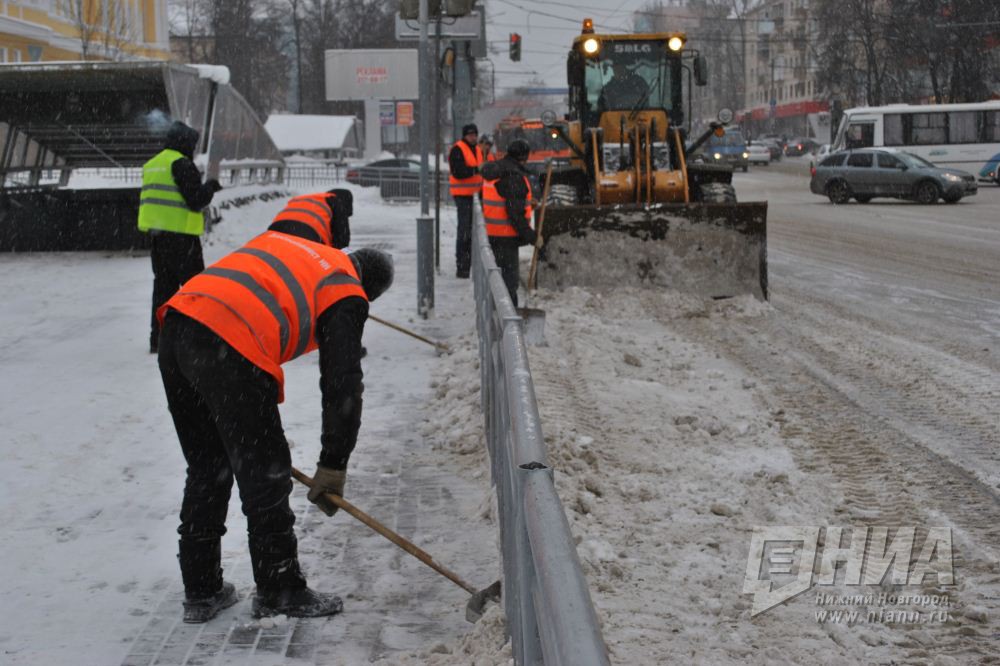 Дорожные службы Нижнего Новгорода обрабатывают улицы противогололедными материалами в связи с предстоящим снегопадом