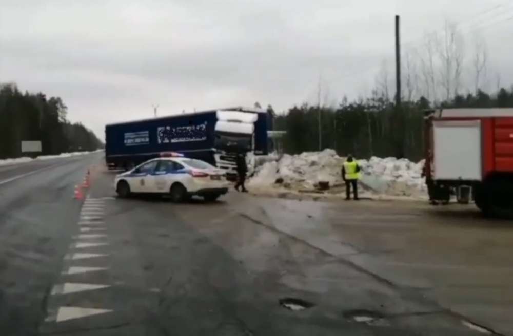 Два человека погибли при столкновении КАМАЗа и Volkswagen Touareg под Семёновом