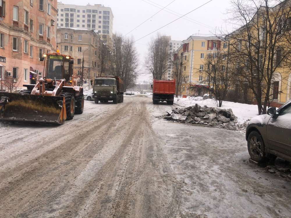 Почти 400 единиц техники и более 800 рабочих убирают снег с улиц Нижнего Новгорода