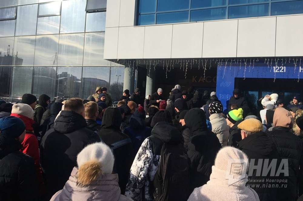 Огромная очередь выстроилась у Дворца спорта "Нагорный" за билетами на домашние матчи ХК "Торпедо"