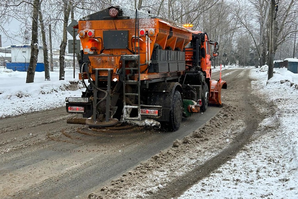 Дорожные службы Нижнего Новгорода работают над ликвидацией последствий снегопада