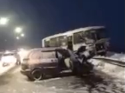 Один человек погиб в ДТП с участием двух автомобилей и автобуса под Нижним Новгородом