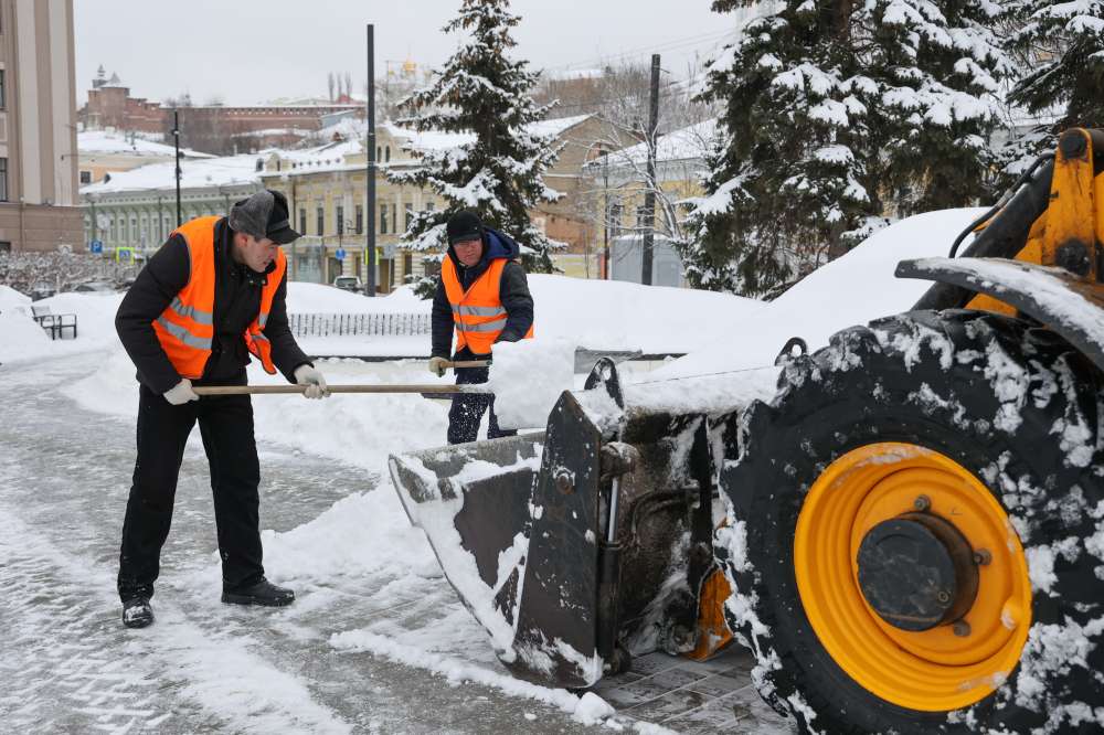 Более четырех тысяч рабочих и тысяча единиц техники убирают снег с улиц Нижнего Новгорода