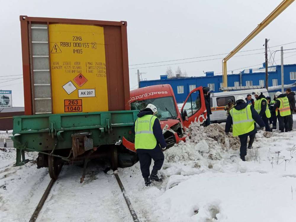 Грузовой поезд столкнулся с автомобилем на железнодорожном переезде в Дзержинске