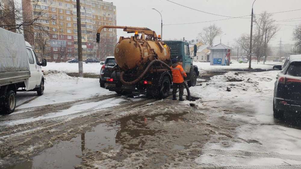 Дорожники в Нижнем Новгороде ликвидируют последствия снегопада 17 марта