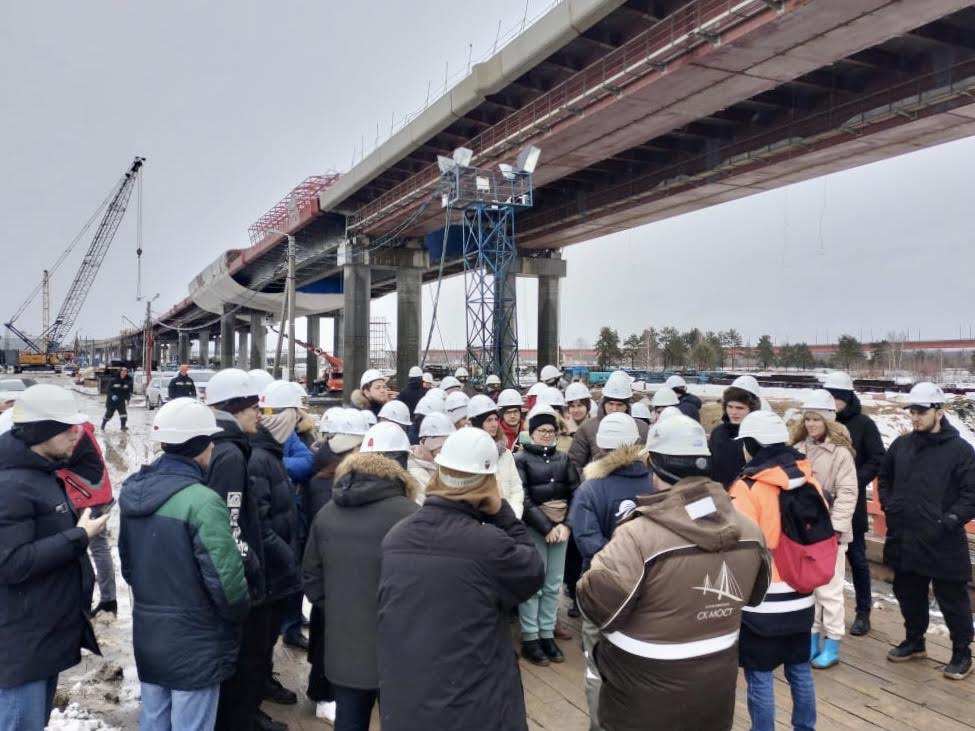 Студентов Российского университета транспорта ознакомили с технологиями возведения вантового моста на М-12