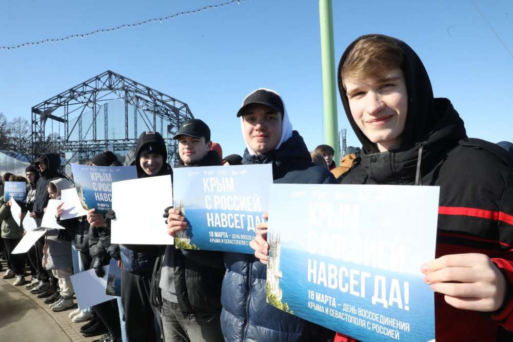 Флешмоб в честь воссоединения Крыма с Россией объединил 1 200 нижегородцев