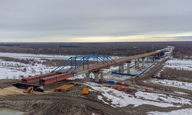 Строители завершили надвижку пролетного строения моста через Суру на М-12