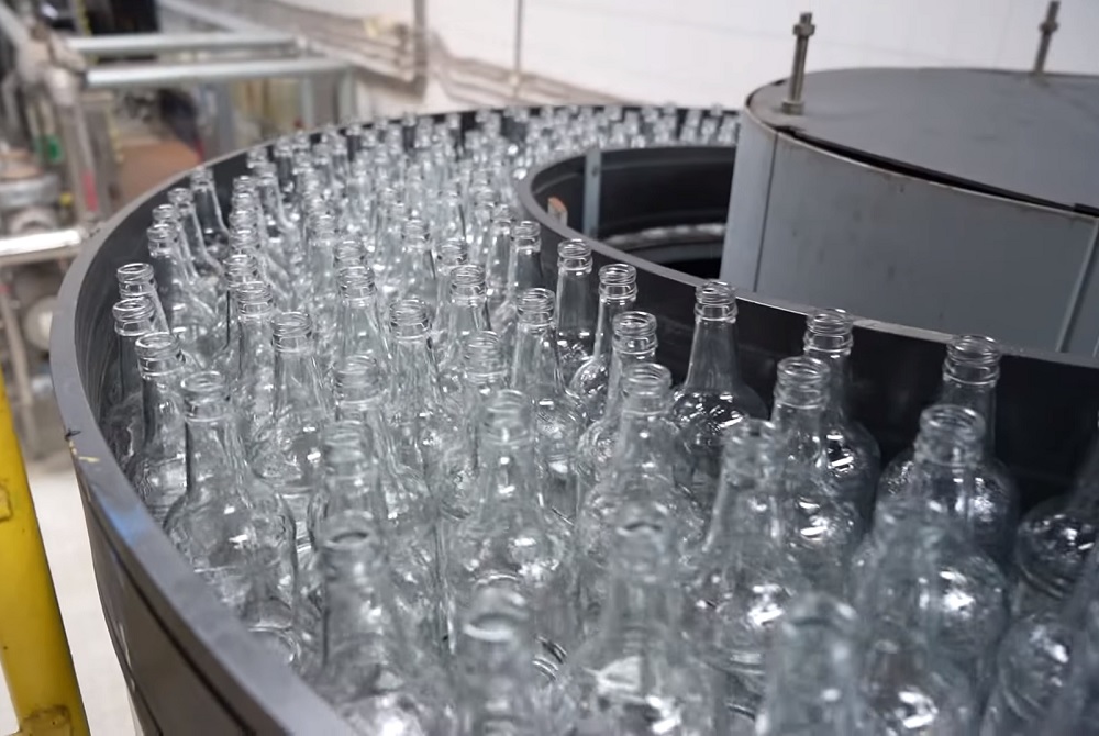 Производство пива в самой лёгкой стеклянной бутылке запустили в России