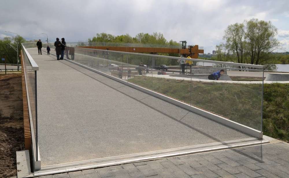 Пешеходный мост со смотровой площадкой открылся на Бору