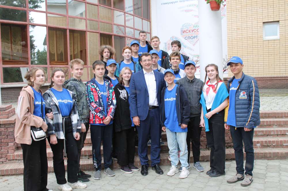 Глеб Никитин встретился с финалистами регионального этапа соревнований Робототехническое многоборье