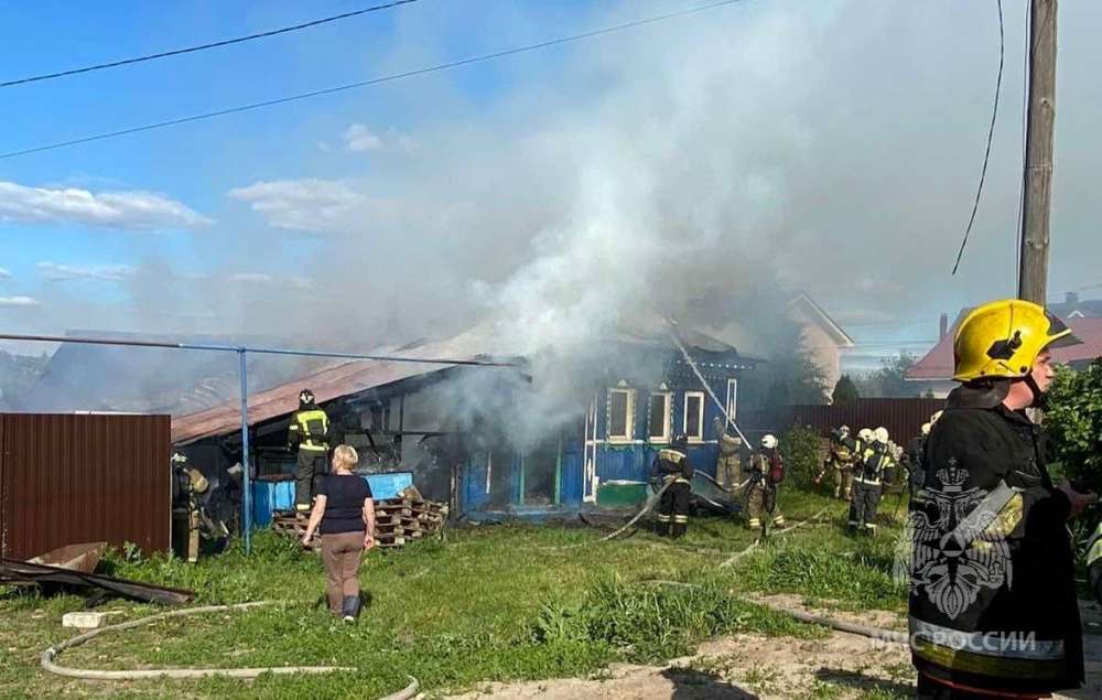 Жилой дом загорелся в микрорайоне Кузнечиха Нижнего Новгорода