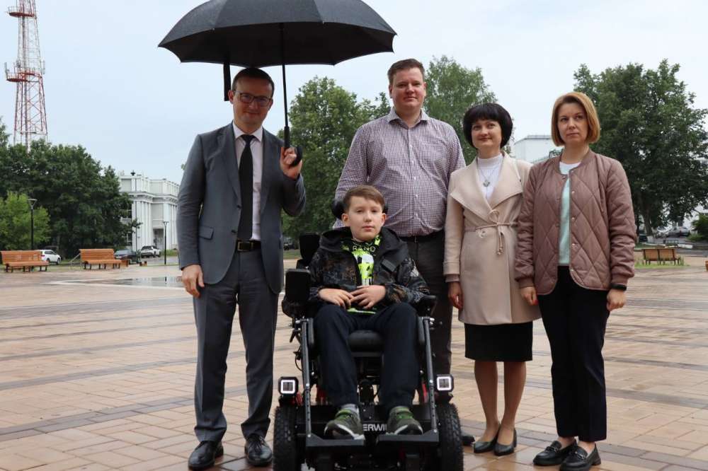 Двенадцатилетнему Арсению из Кулебак передали новую инвалидную коляску-ступенькоход