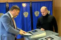 Кандидат в губернаторы Владислав Атмахов проголосовал на участке в Неклюдове