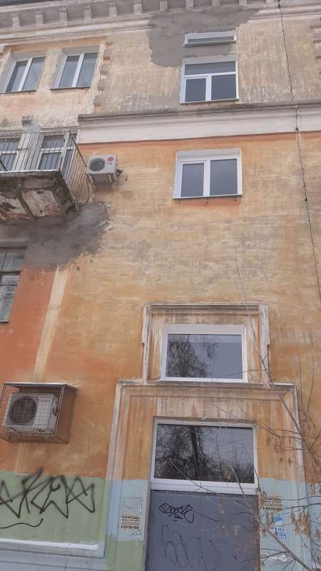 Окна в подъезде дома в Дзержинске заменили после крупного штрафа от ГЖИ