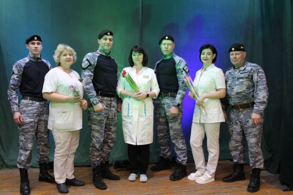 Нижегородские судебные приставы поздравили военных медиков с Международным женским днем
