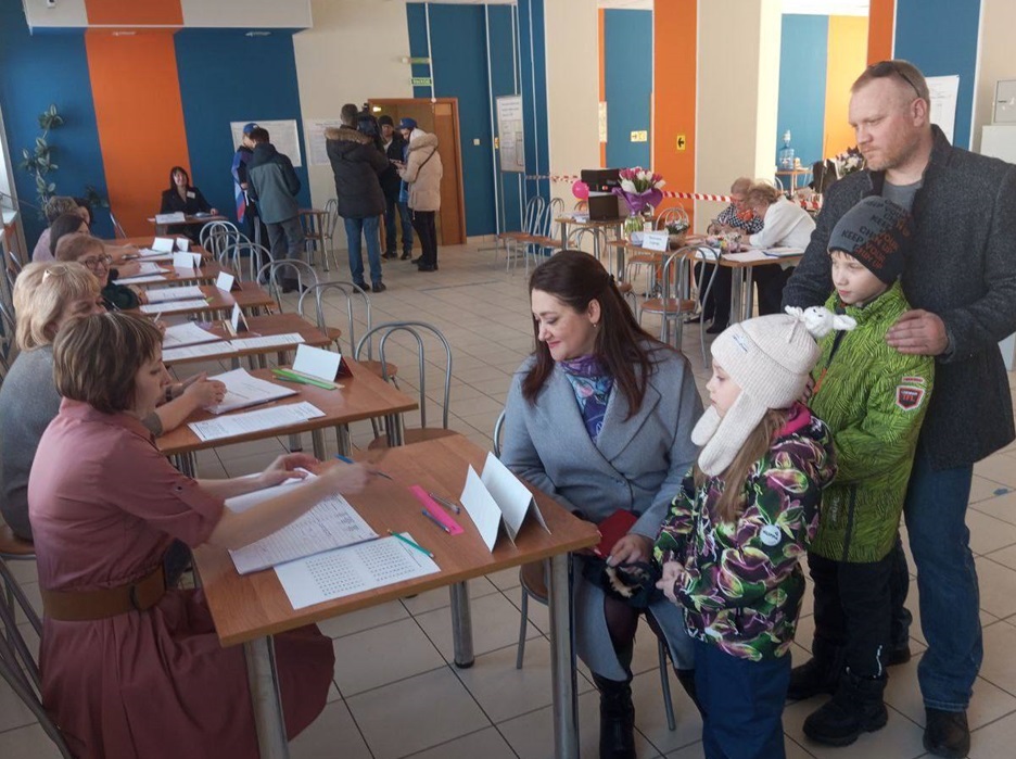 Многодетная нижегородка Юлия Смирнова проголосовала на выборах президента