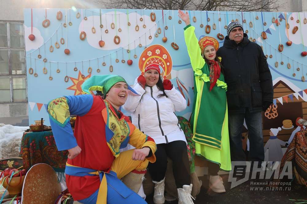 Масленичные гуляния проходят рядом с избирательными участками в Нижегородской области 17 марта