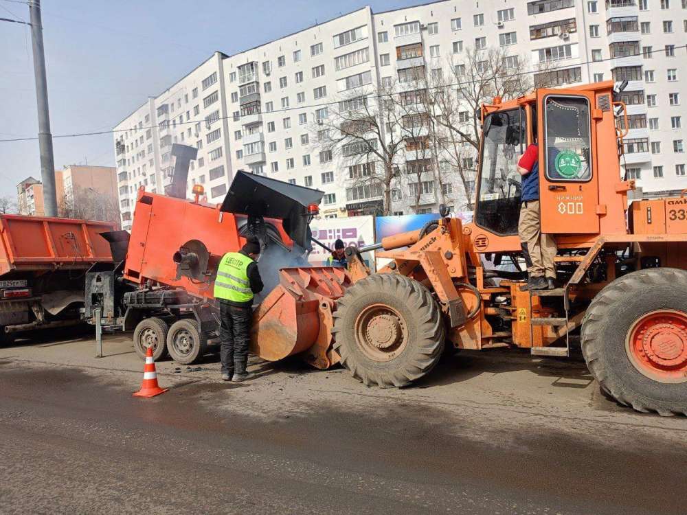 Ямочный ремонт на дорогах с оживленным движением продолжается в Нижнем Новгороде
