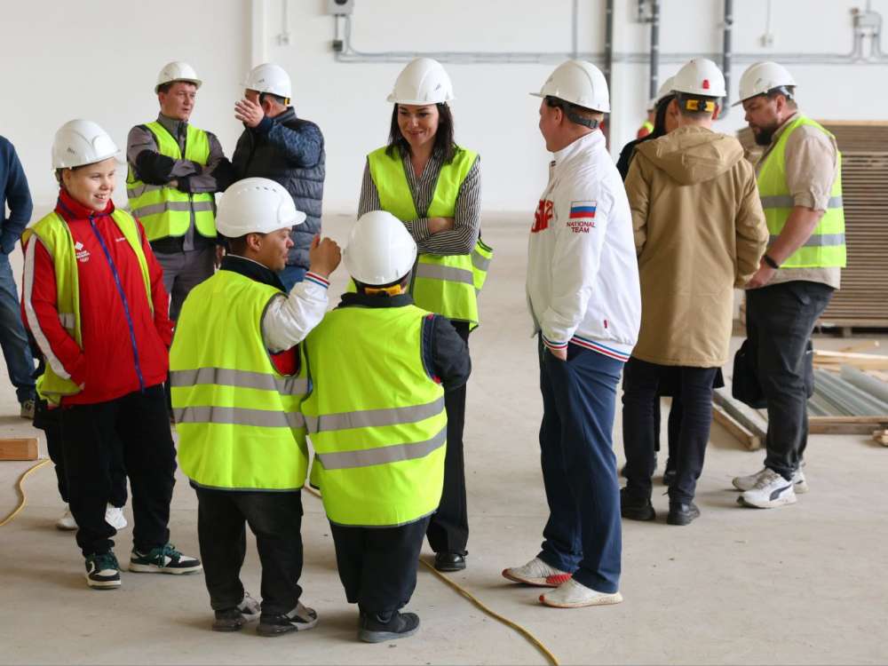 Паралимпийцы посетили стройплощадку Центра по адаптивным видам спорта в Дзержинске 