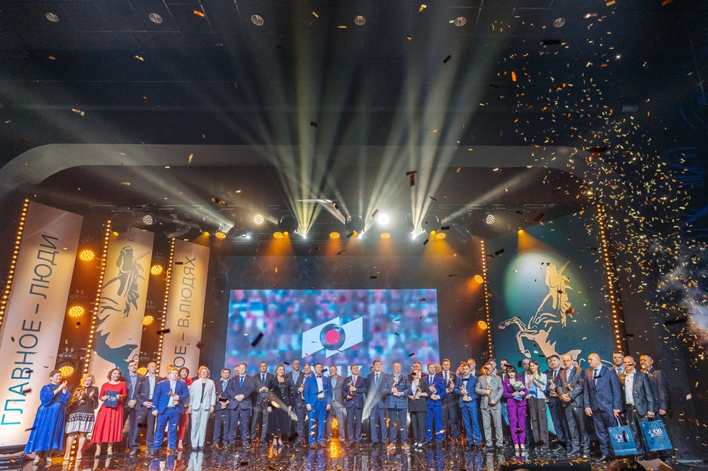 Премию имени Баташевых получили лучшие сотрудники ОМК по итогам 2023 года