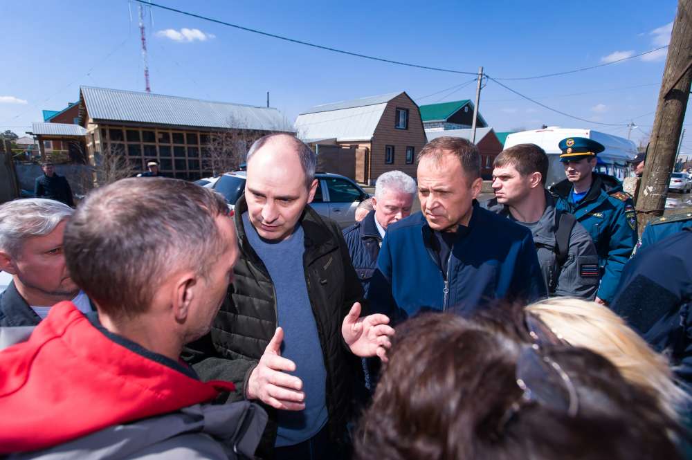 Александр Куренков, Игорь Комаров и Денис Паслер 15 апреля встретились с жителями Орска