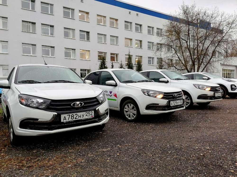 Нижегородским больницам и поликлиникам передали 50 новых легковых машин