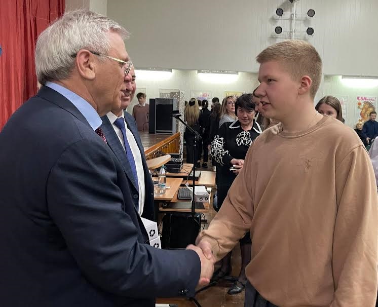 Евгений Люлин встретился с учениками 9-11 классов в рамках проекта "Разговоры о важном"