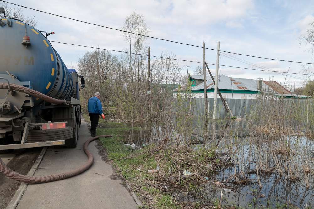 Около 300 кубометров воды ежедневно откачивают в Автозаводском районе