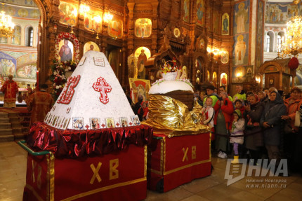 Великая Пасхальная вечерня в Александро-Невском соборе
