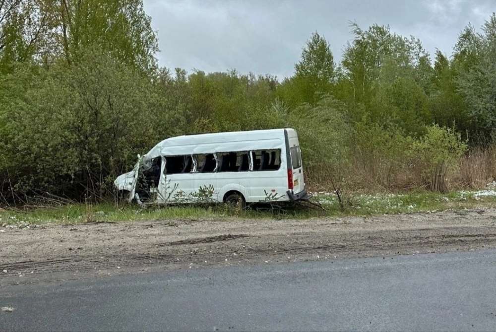Палета с кирпичами упала с грузовика на микроавтобус на Бору